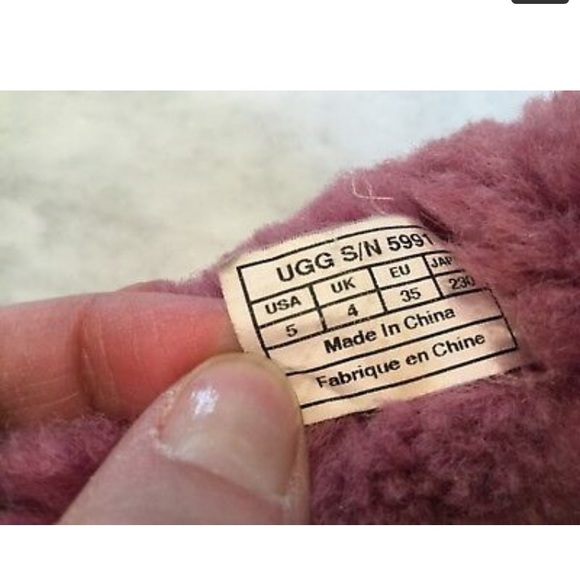 Ugg Boots Sz 5 Classic Short Bailey Button Magenta - Picture 3 of 8